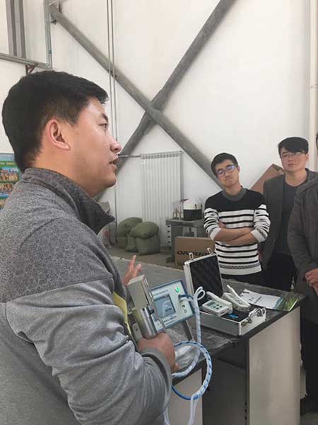 競道工作人員為大家講解光合作用測(cè)定儀