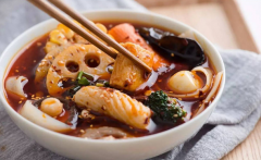 知名麻辣燙出現(xiàn)食品安全問(wèn)題，如何保障吃的安全？